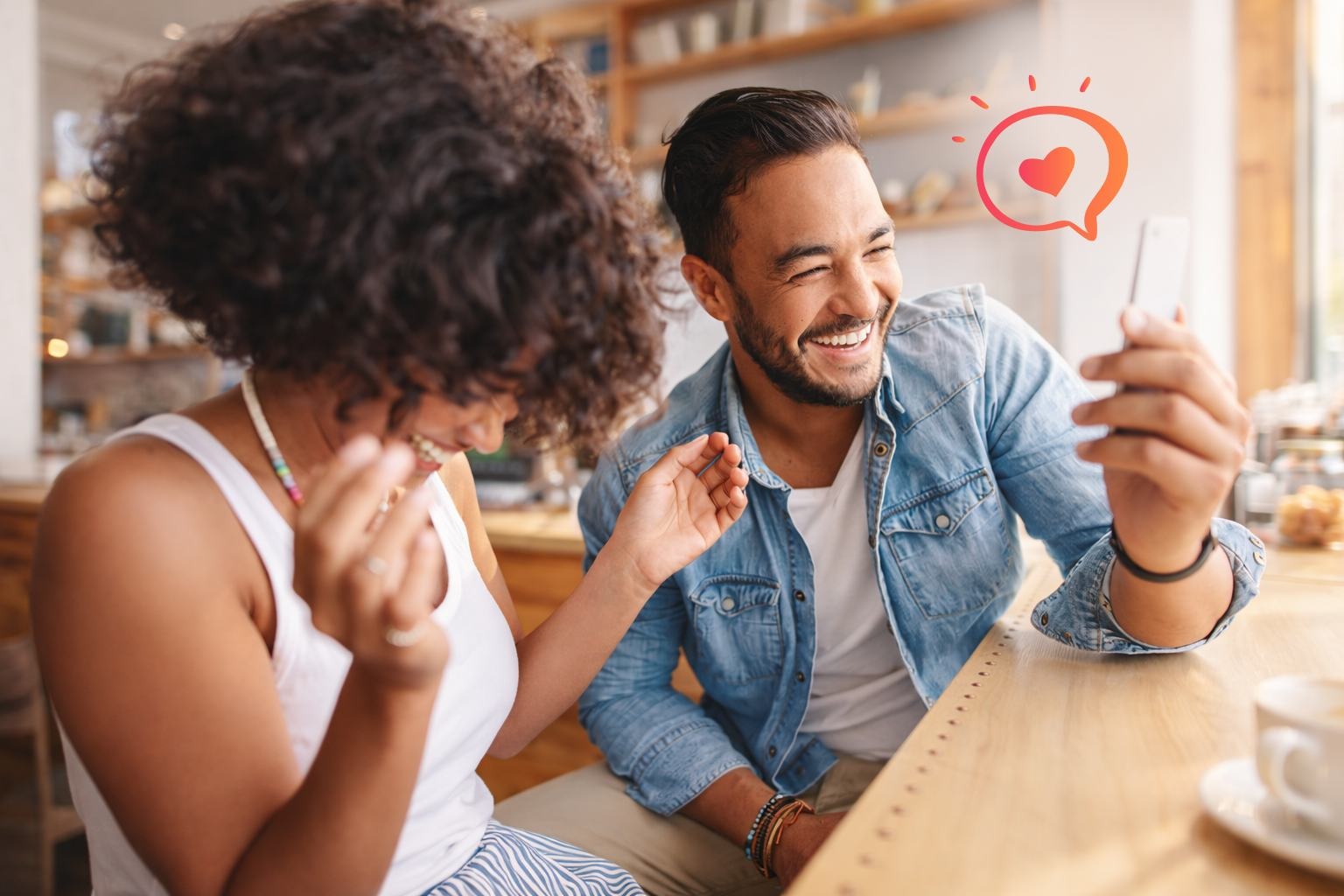 Un couple échange avec le sourire